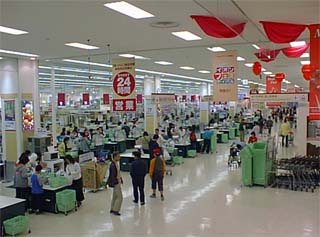 写真： 県内最大規模の売り場面積で24時間営業するジャスコ鎌ヶ谷店