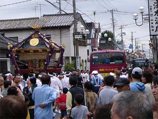写真： バス通りの行徳街道もこの日ばかりは神輿が優先(本行徳)