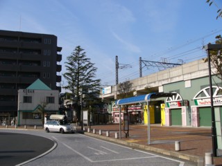 写真： 妙典駅東口（サティまえ）と駅前ロータリー