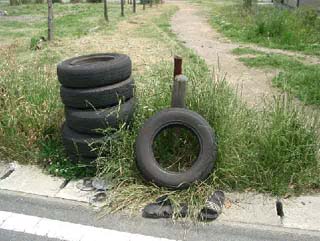 写真： 妙典小まえに不法投棄された古タイヤ